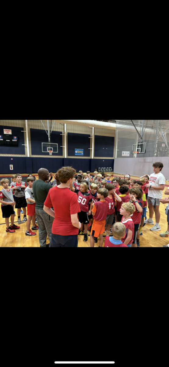 Hoopswood participants gathering up after a practice on September 27th. Hoopswood has 6 Friday practices and skill sessions in September and October.